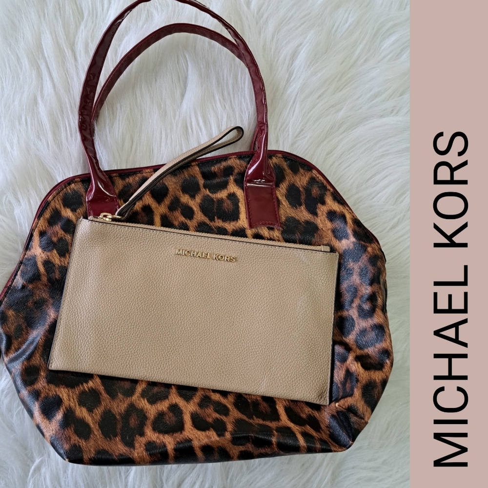 Lg Michael Kors wallet-wristlet